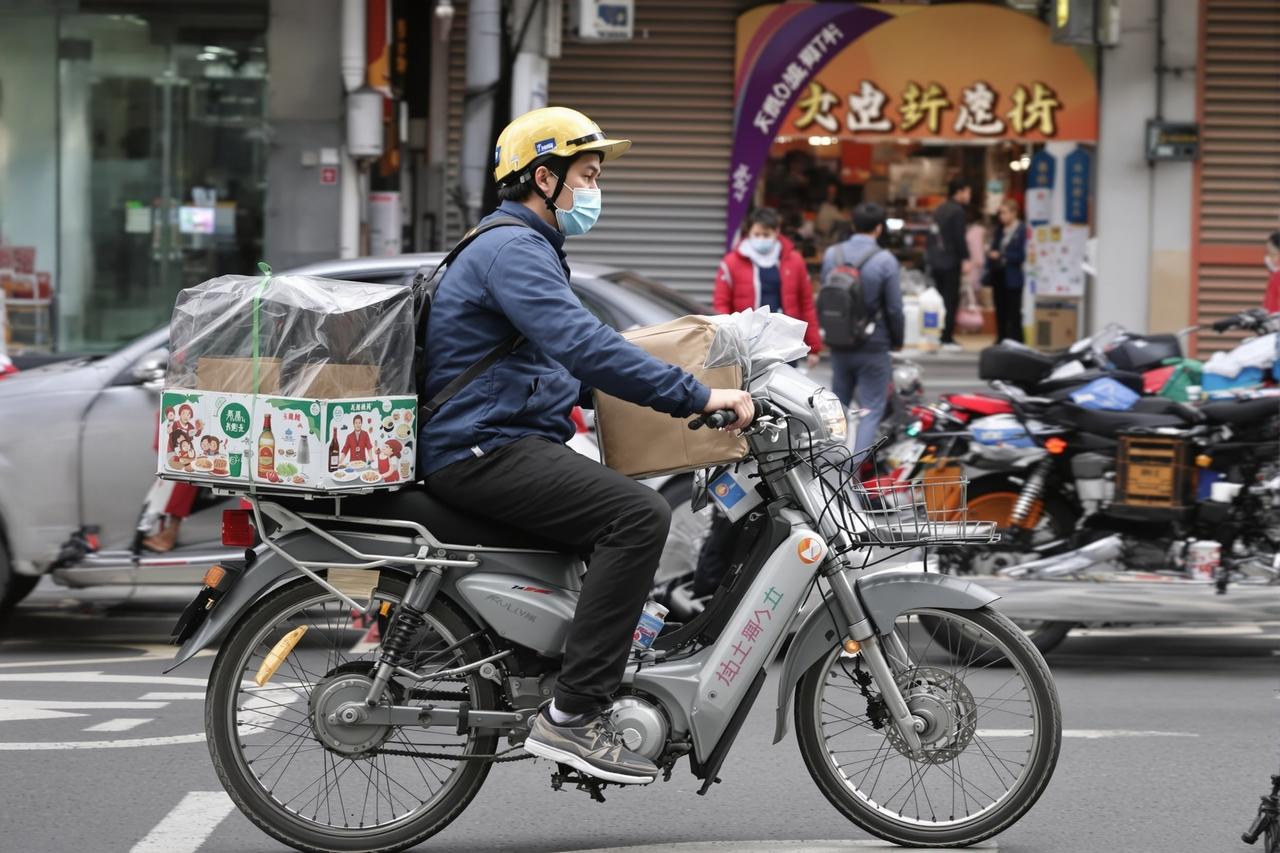 外卖骑手猝死事件持续发酵,平台被指责算法压榨